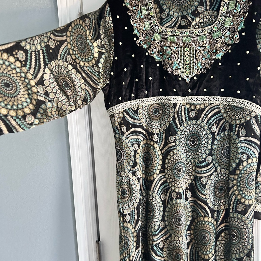 Elegant Black and Green Patterned Dress